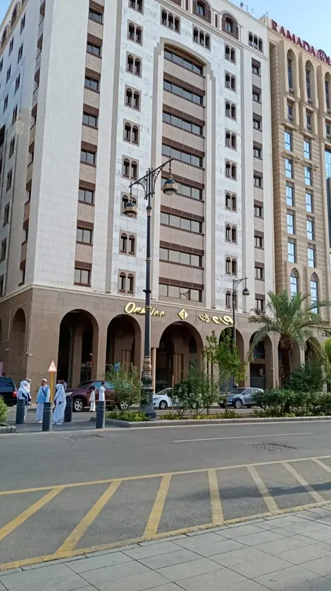 مبنى فندق ون إن وواجهته على الشارع في المدينة المنورة