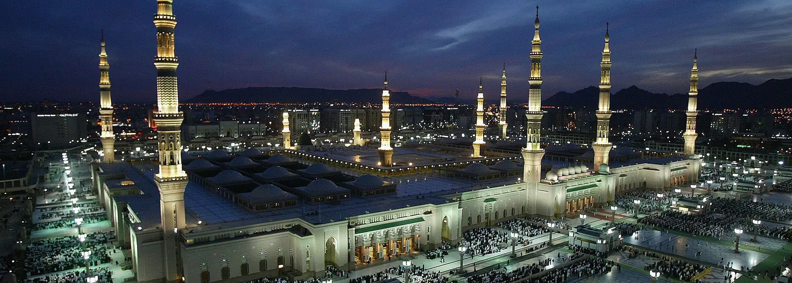 المسجد النبوي ليلًا